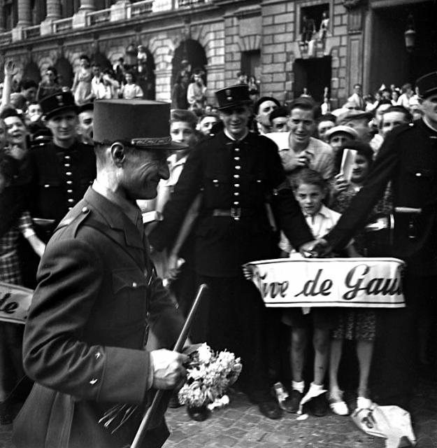 © Serge de Sazo#Paris août 1944#le Maréchal Leclerc à l'Arc de Triomphe le 26 août 1944.<div><br /></div> 