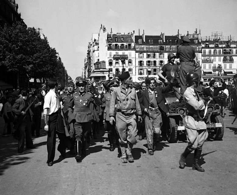 © Serge de Sazo#Paris août 1944#Reddition des troupes d'occupation.<div><br /></div> 