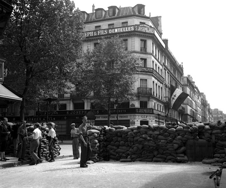© Serge de Sazo#Paris août 1944#Barricades à proximité du boulevard de Sébastopol 20 août 1944.<div><br /></div> 