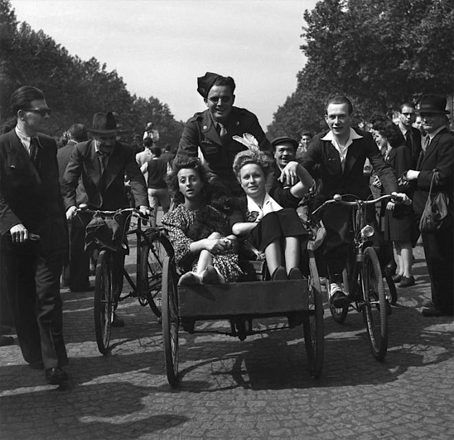 © Serge de Sazo#Paris août 1944#Défilé de la Victoire le 26 août 1944.<div><br /></div> 