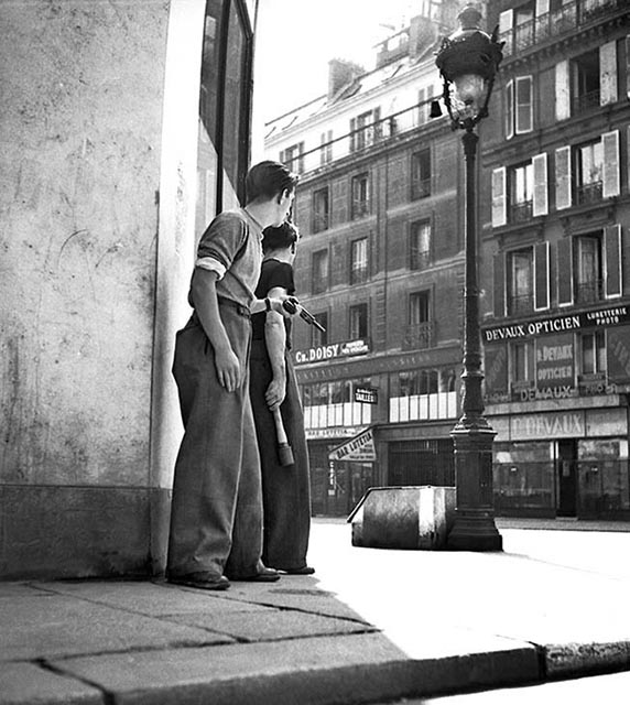 © Serge de Sazo#Paris août 1944#Combattants FFI avenue de Rivoli. Cliché du 20 août 1944.<div><br /></div> 