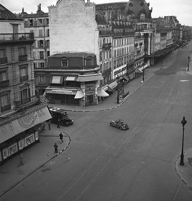 © Serge de Sazo#Paris août 1944#Avenue de Rivoli pendant l'occupation de l’Hôtel de Ville, cliché du 20 Août 1944.<div><br /></div> 